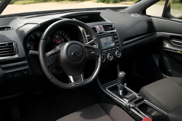 Изображение автомобиля Subaru WRX с акцентом на аудиосистему