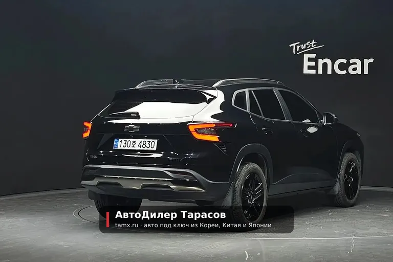 Jeland J6 AWD на фоне городского пейзажа