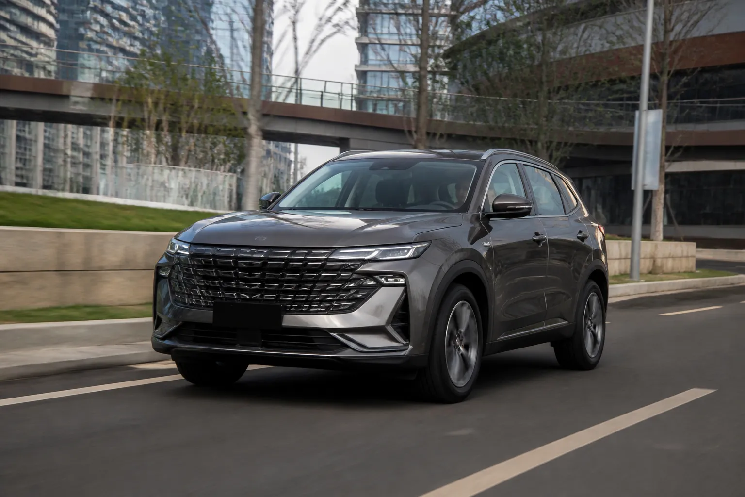 На обложке показан современный кроссовер Geely Atlas на городской дороге. Автомобиль снят в реалистичной обстановке без логотипов и текста.