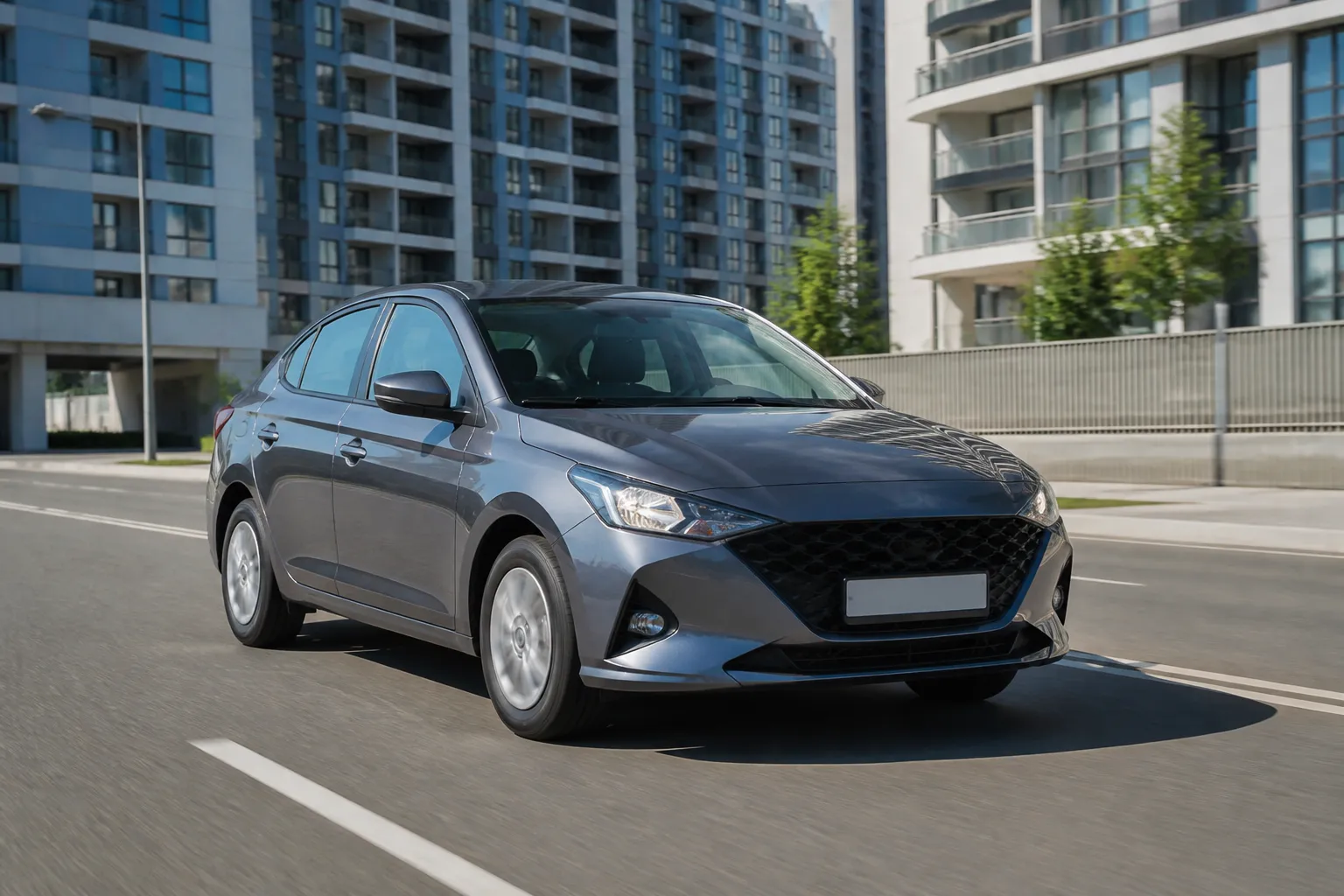 Седан Hyundai Solaris едет по городской улице в светлое время суток. На фоне видны дома, дорога и обычный городской трафик.