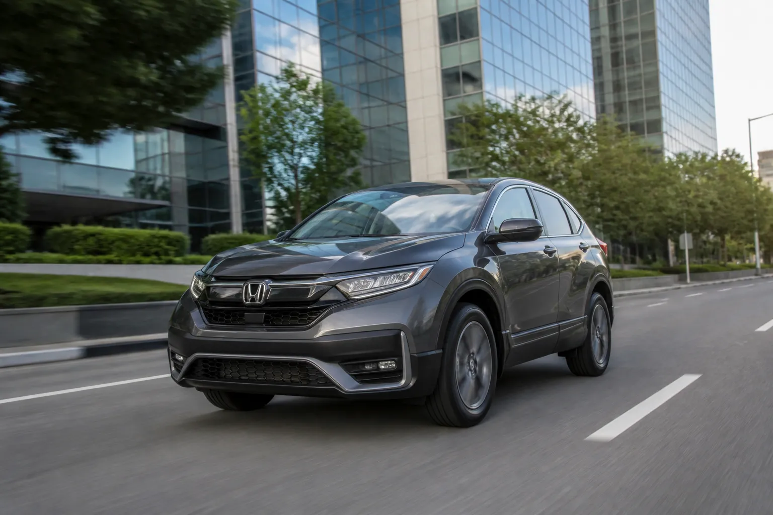 Автомобиль Honda на городской дороге, снятый спереди под углом. Сцена передаёт выбор и покупку машины под заказ из Азии.