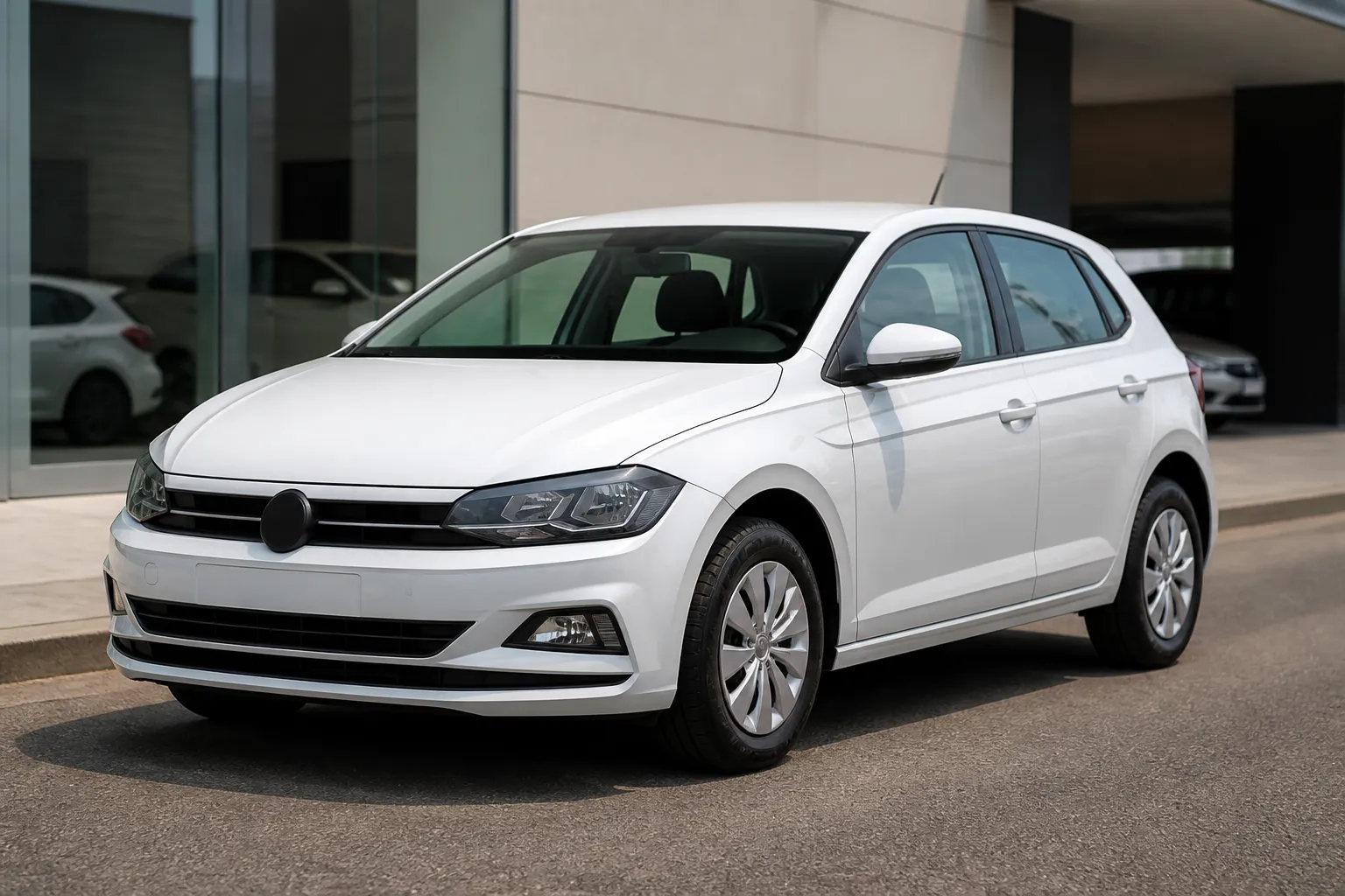Volkswagen Polo на городской дороге перед отправкой покупателю. На фоне видна современная улица и нейтральное городское окружение.