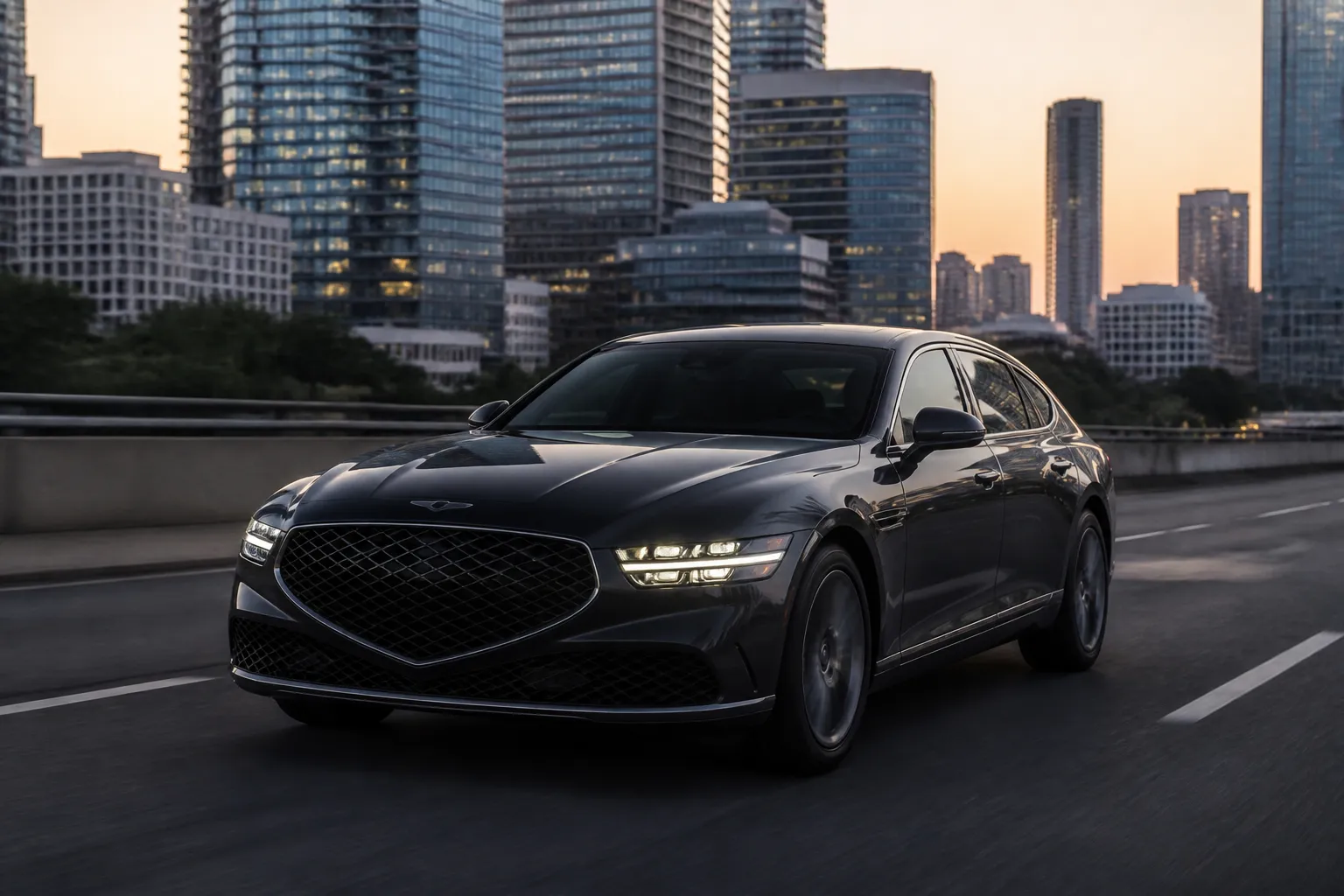 Hyundai Grandeur на городской дороге в вечернем свете. Автомобиль показан спереди сбоку, вокруг современная городская улица.