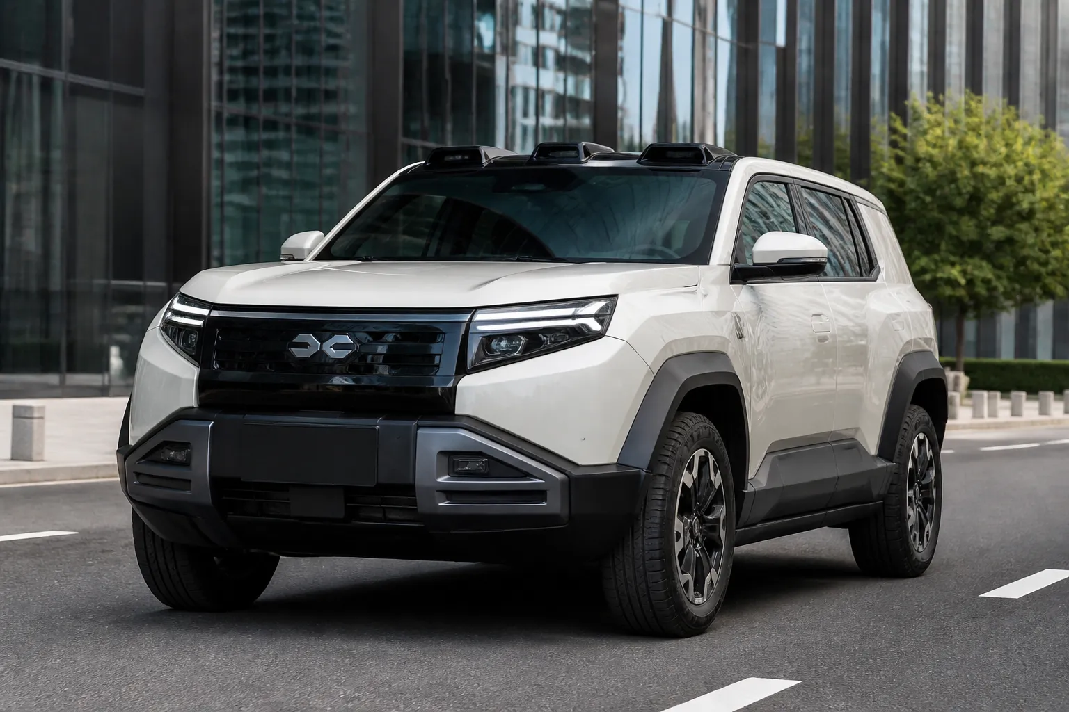 Новый BYD FangChengBao Leopard 3 стоит на городской дороге на фоне современных зданий. Автомобиль снят в реалистичной дорожной сцене при дневном свете.