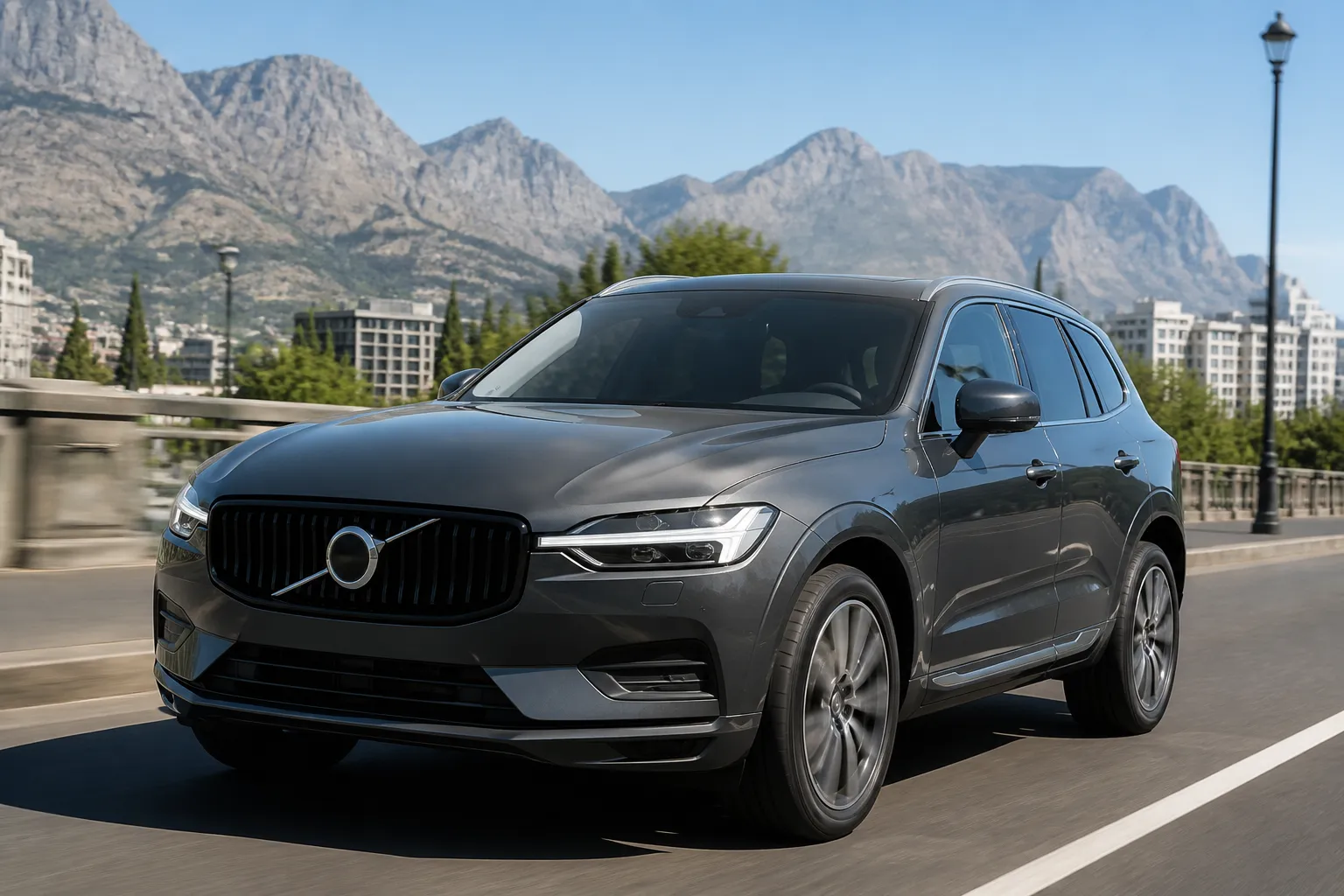 Volvo XC60 на городской дороге в предгорьях, автомобиль показан спереди под углом. Сцена подчёркивает покупку премиального кроссовера под заказ из Кыргызстана.