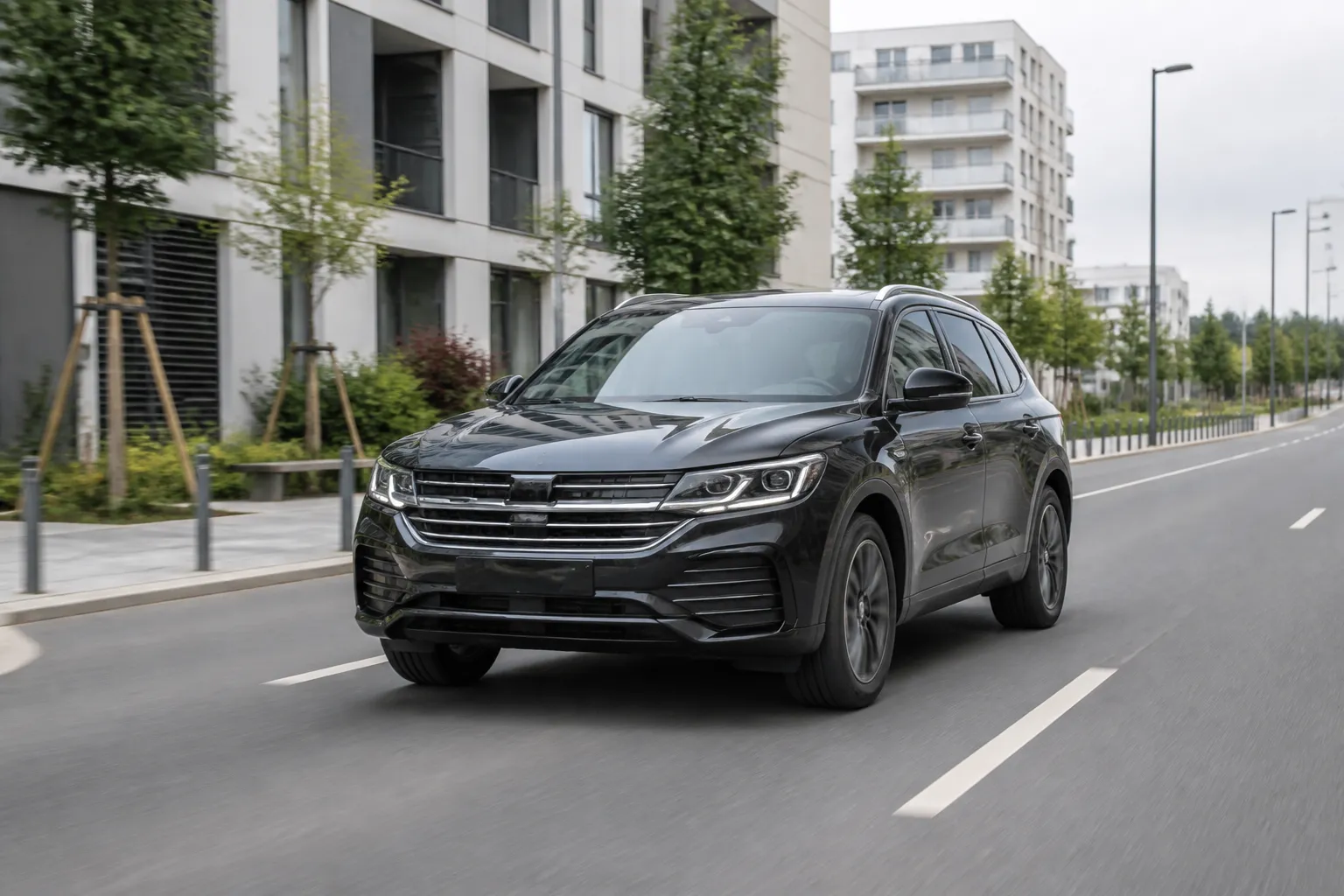 Volkswagen Touareg на городской дороге на фоне современных зданий. Автомобиль показан спереди под углом в естественном дневном свете.