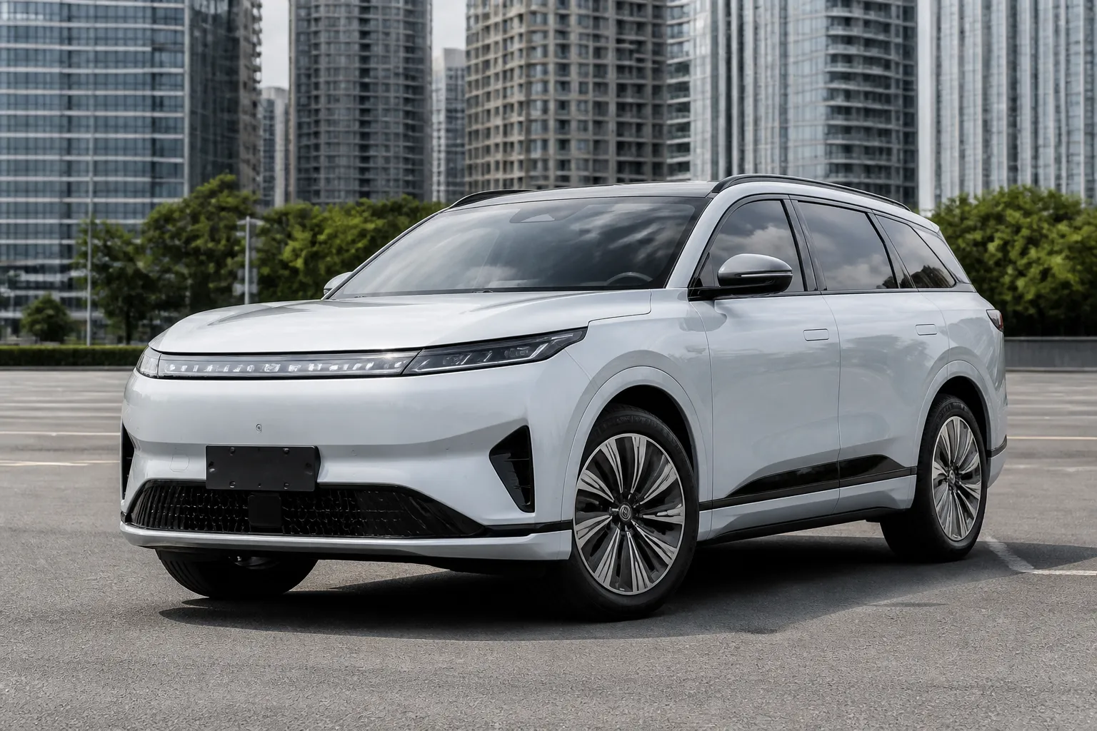 Новый Dongfeng eπ 008 стоит на городской дороге на фоне современных зданий. Автомобиль показан в три четверти при дневном естественном освещении.
