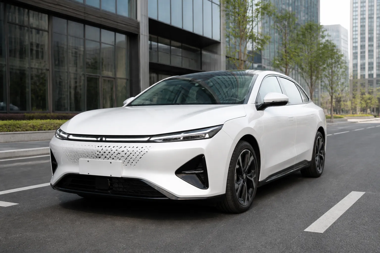 Новый Dongfeng Aeolus L7 на городской дороге, автомобиль показан спереди под углом на фоне современной улицы. Сцена подчёркивает формат покупки нового автомобиля под заказ.