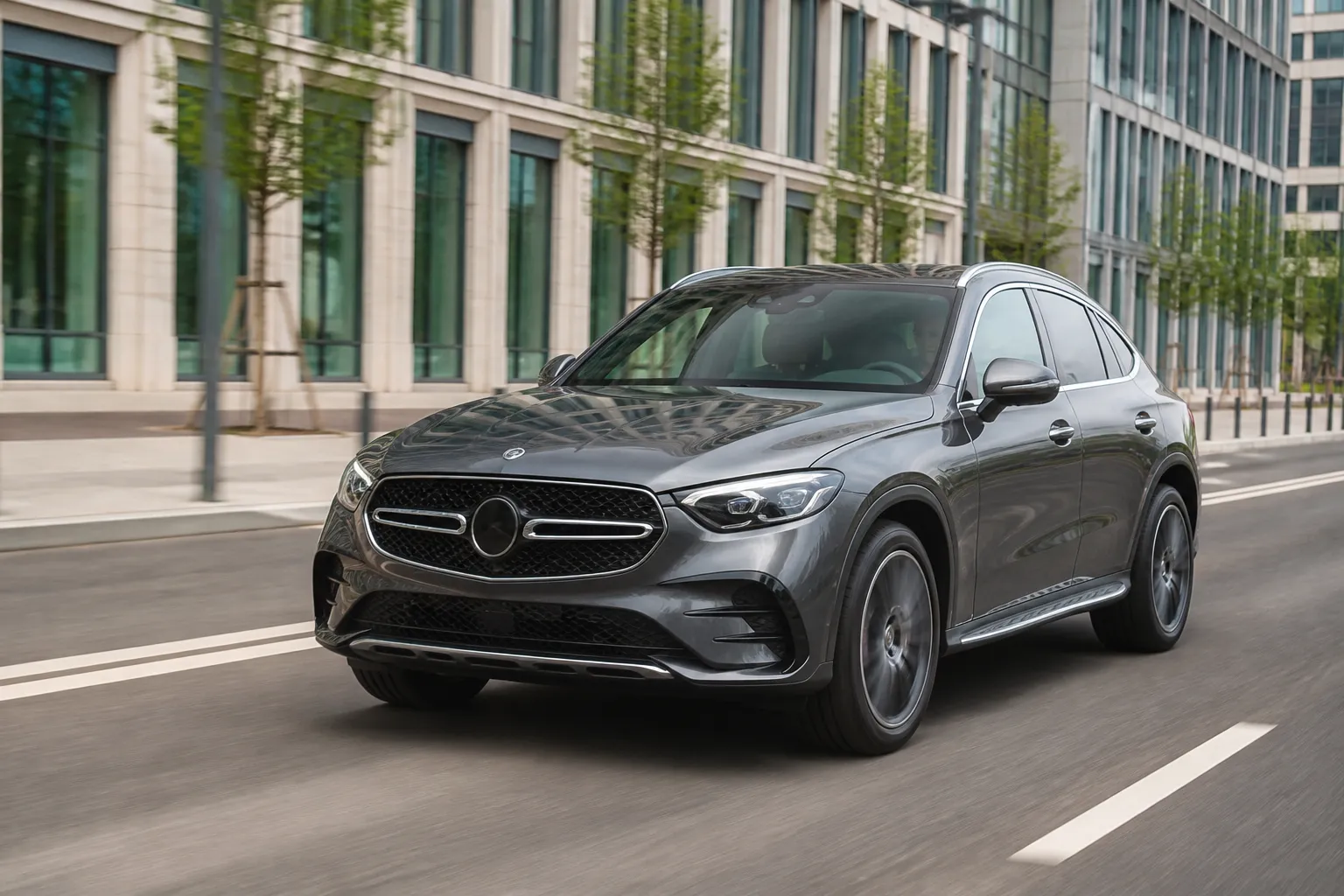 Новый премиальный кроссовер Mercedes-Benz GLC на городской дороге в мягком дневном свете. Машина показана в движении, без акцента на логотипы и номера.