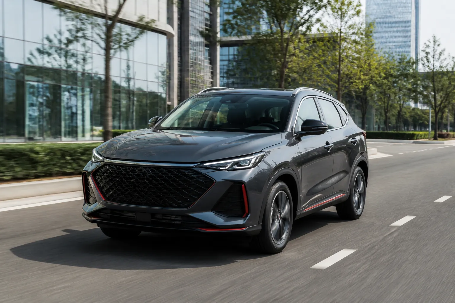 Новый Changan X5 Plus на городской дороге перед современными зданиями. Автомобиль снят спереди под углом в естественном дневном свете.
