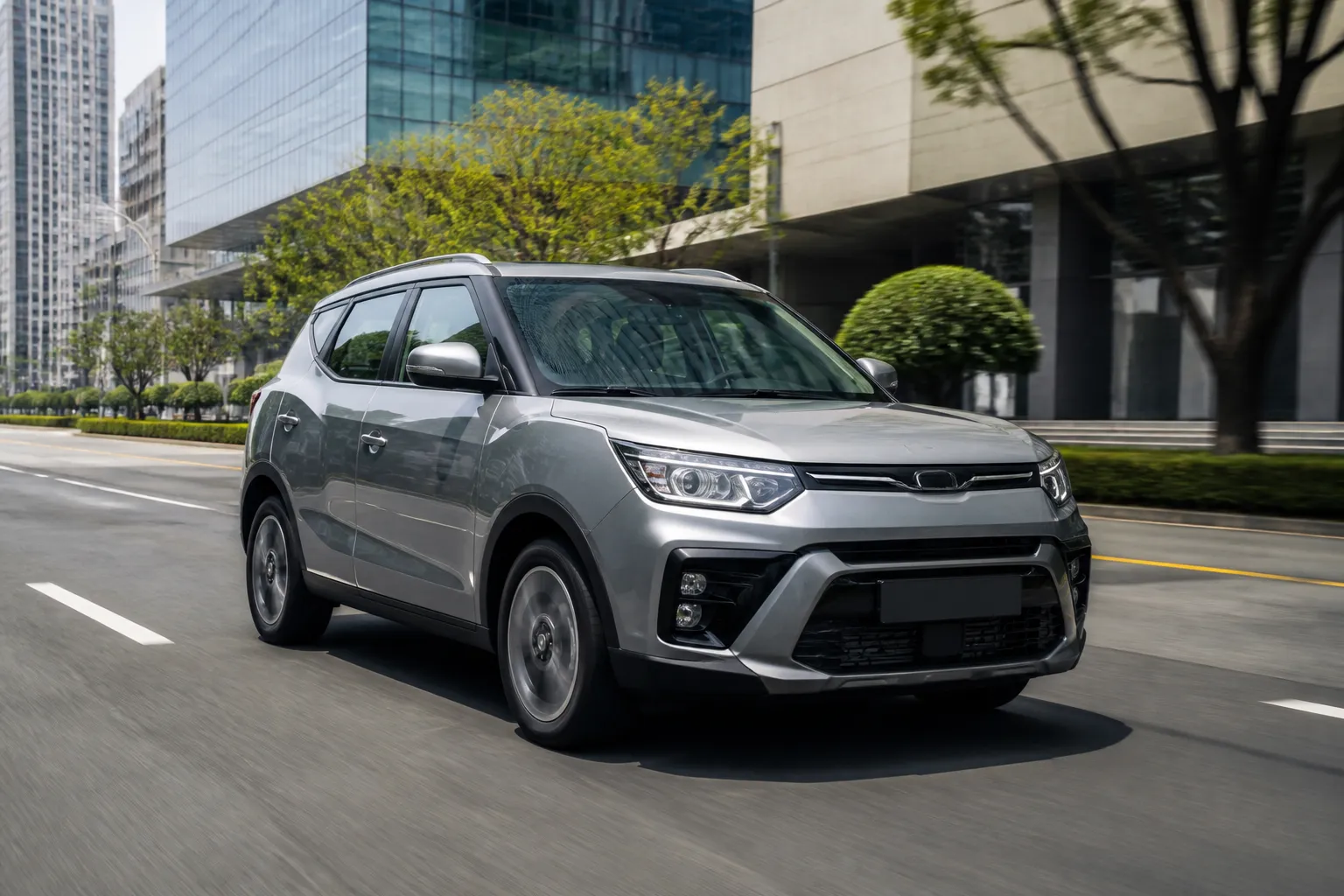 KG Mobility Tivoli на городской дороге в Южной Корее. Автомобиль снят спереди под углом на фоне современной улицы.
