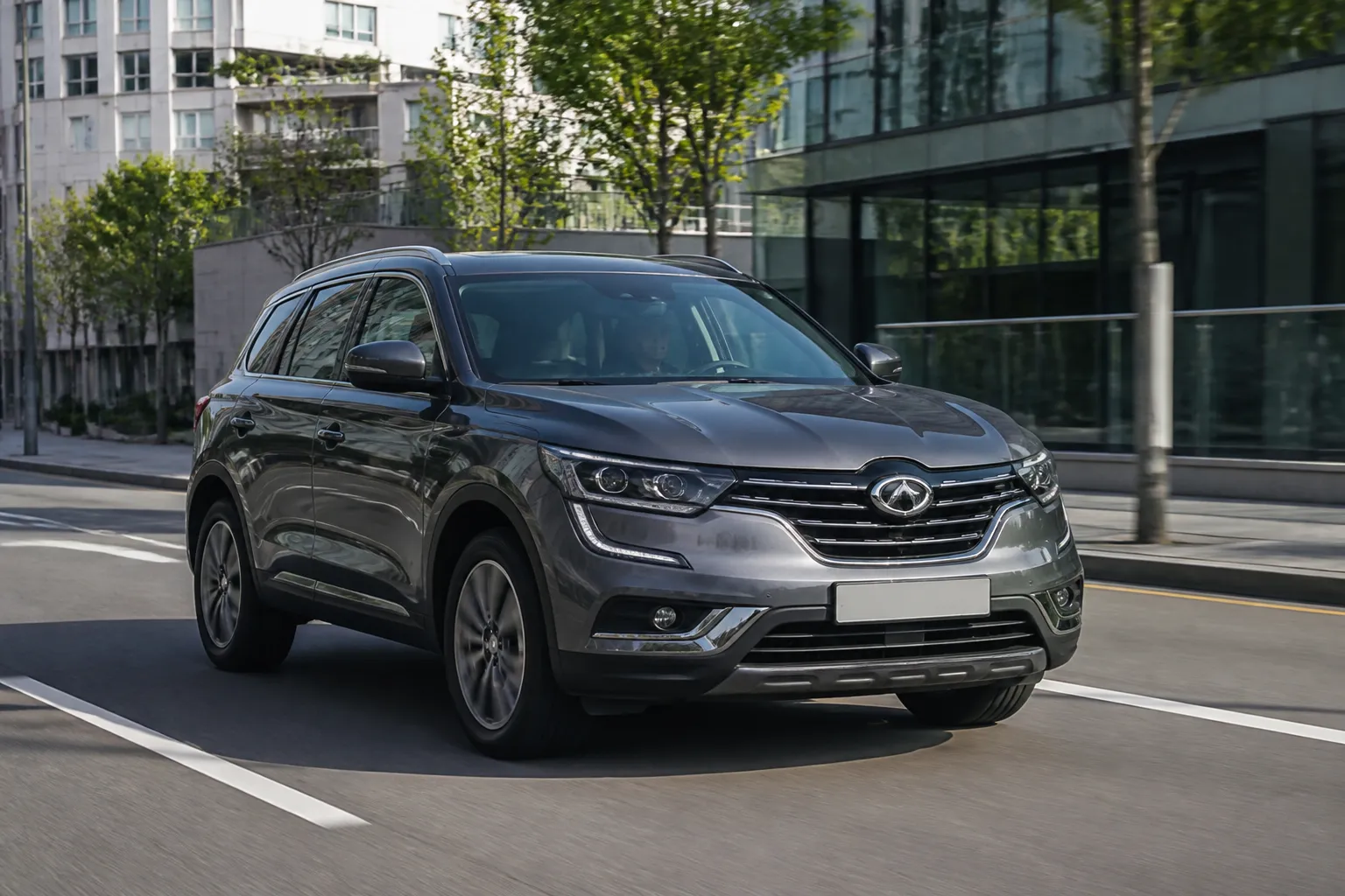 Renault Samsung QM6 на городской дороге в Южной Корее, снятый спереди под углом. На фоне видны современная улица и мягкий дневной свет.