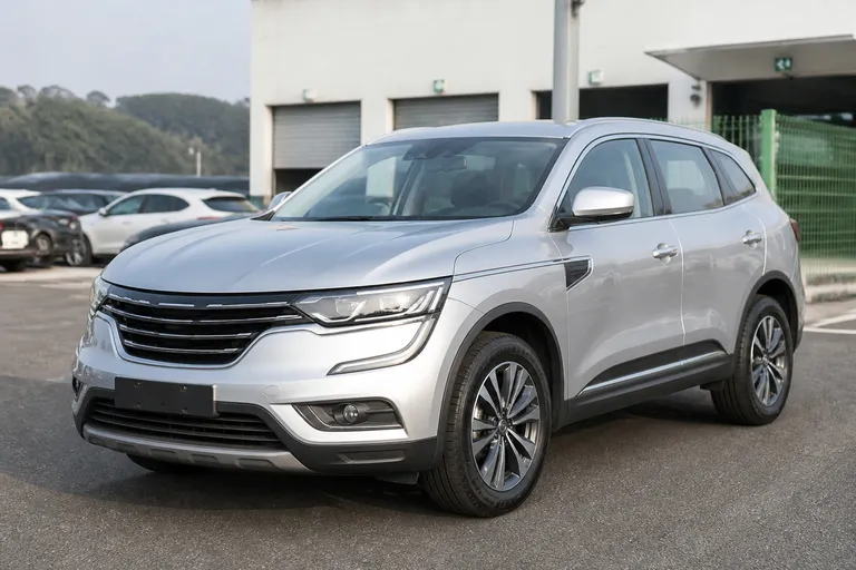 Renault Samsung QM6 стоит на площадке перед осмотром, рядом видны другие автомобили и городская дорога. Сцена передаёт процесс выбора подержанного кроссовера из Южной Кореи.