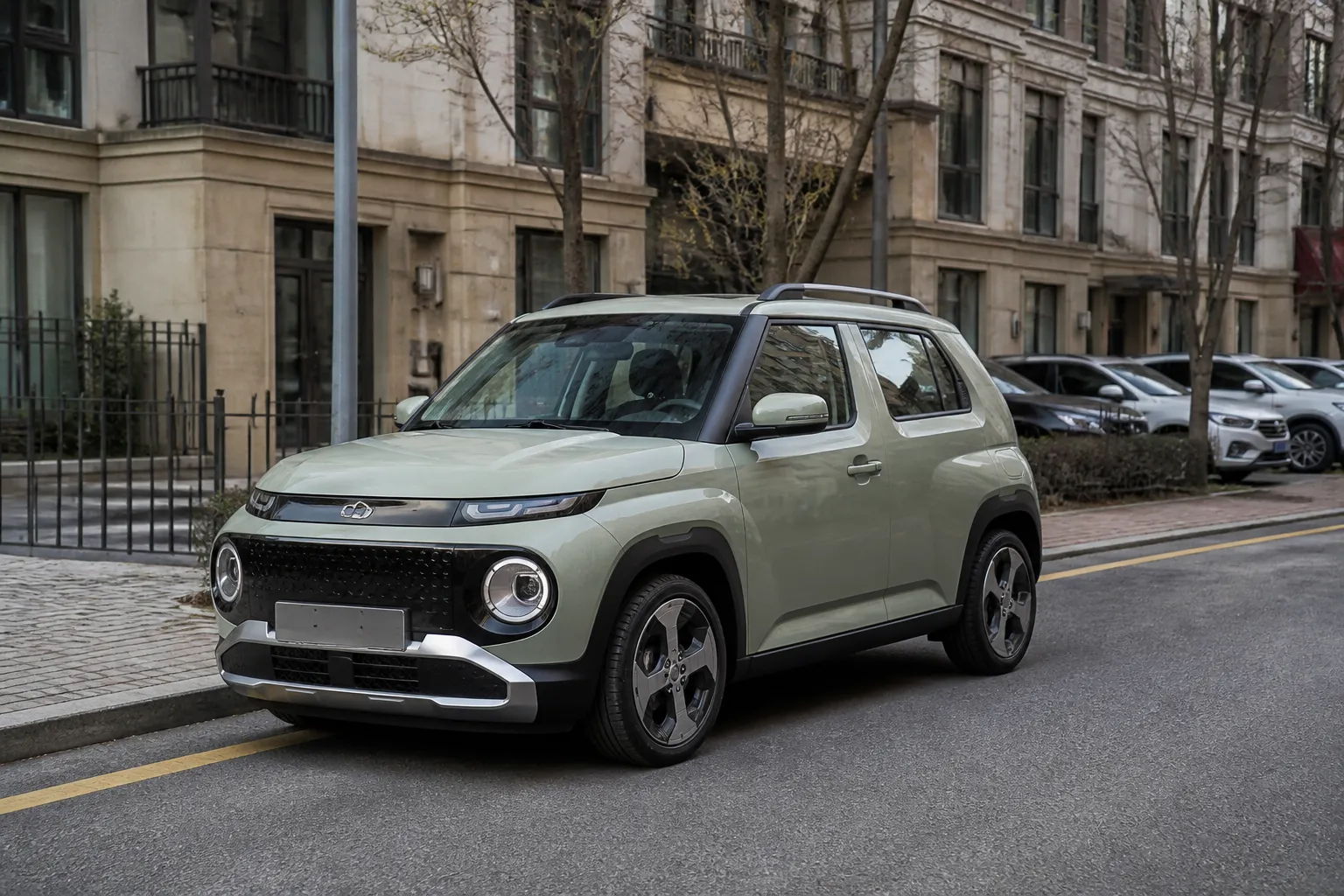 Hyundai Casper на городской улице у парковки. Компактный кроссовер показан спереди под мягким дневным светом.