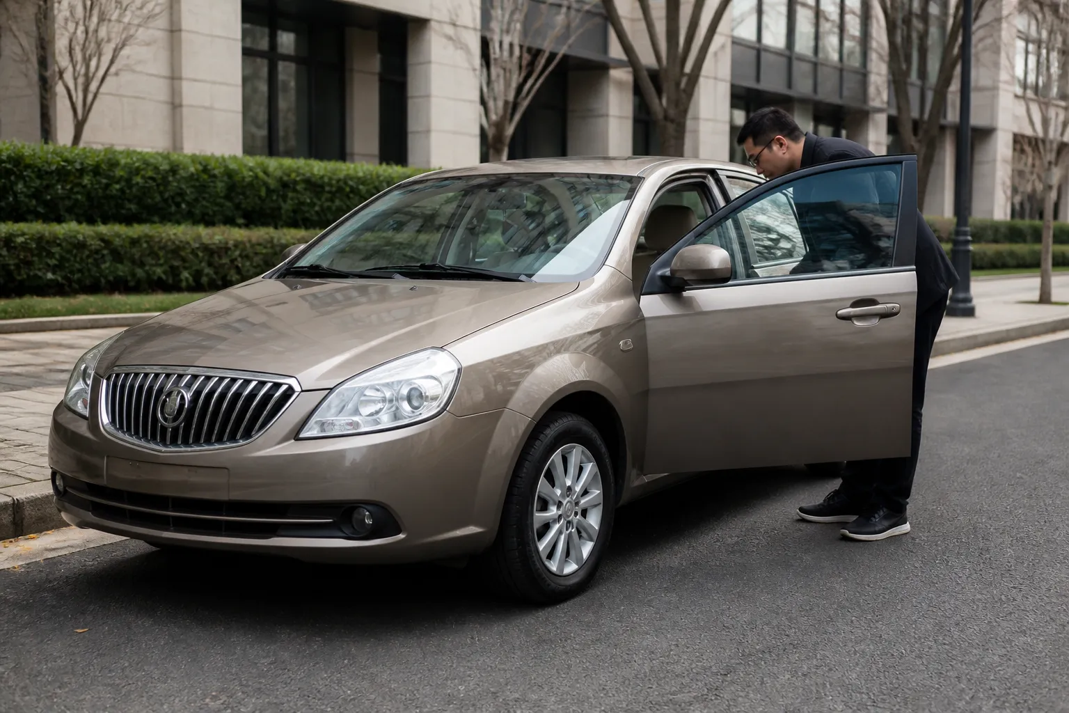 Buick Excelle на городской улице перед осмотром перед покупкой. Рядом видны открытая дверь и детали салона, подчёркивающие тему выбора автомобиля.