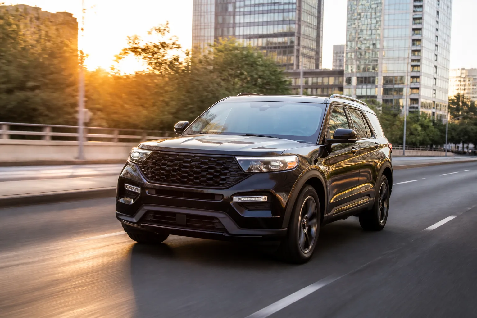 Крупный современный кроссовер Ford Explorer на городской дороге в вечернем свете. Машина показана в естественной обстановке, без акцента на логотипы.