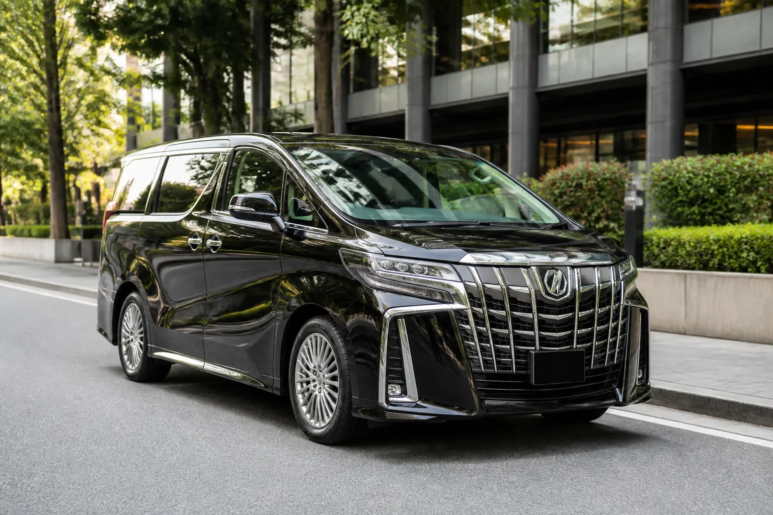 Toyota Alphard стоит на городской улице у современного делового центра. На фото виден крупный премиальный минивэн в естественном дневном свете.