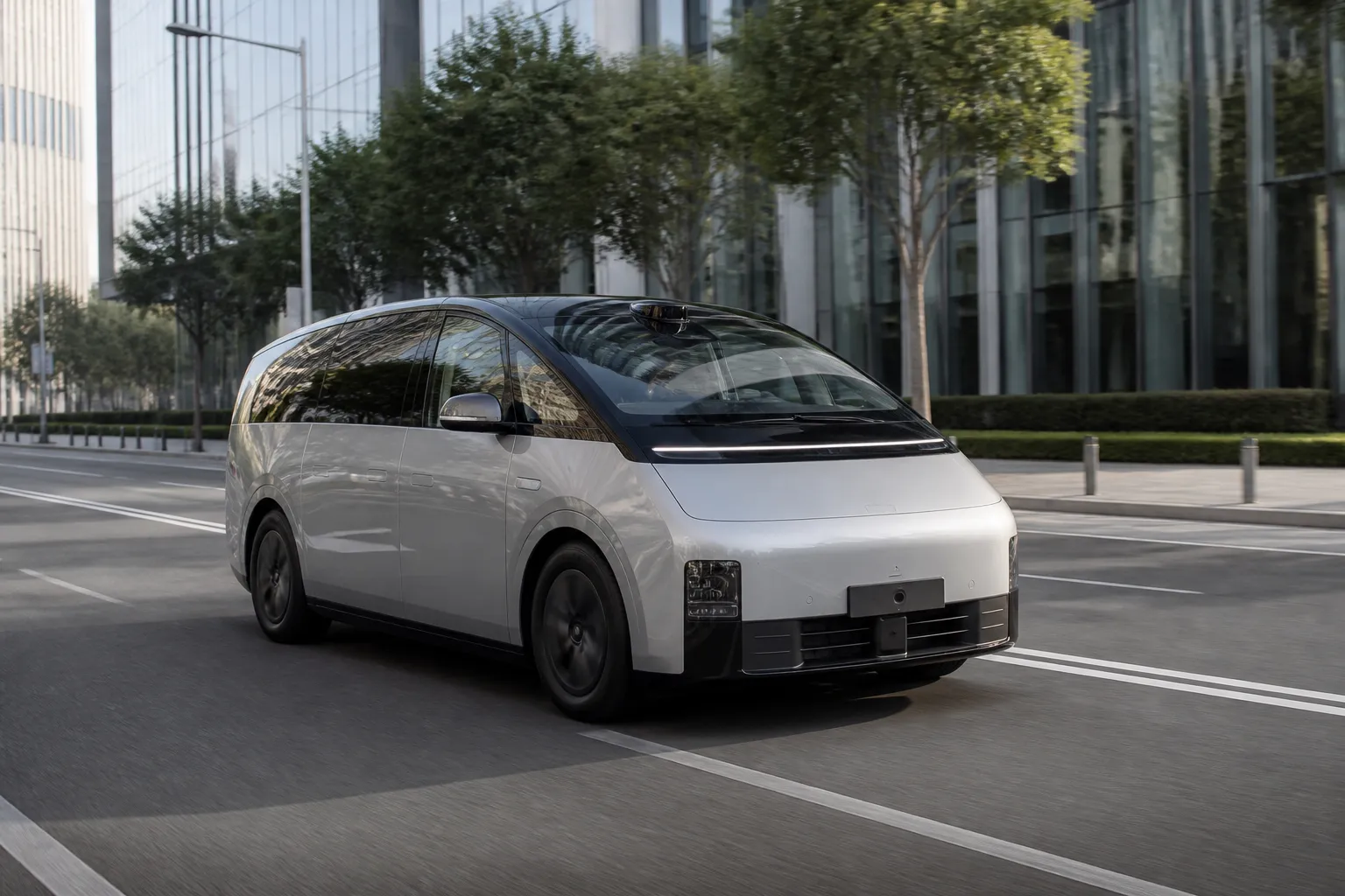 Li Auto Mega на городской дороге рядом с современной архитектурой. Большой электрический минивэн показан в реалистичной дорожной сцене без текста и логотипов.