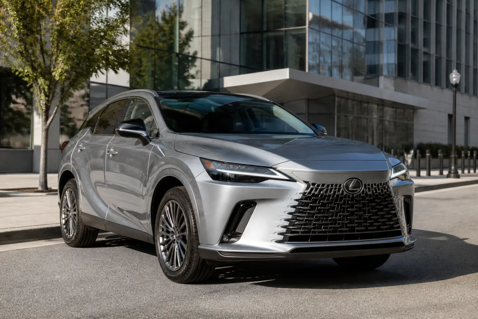 Lexus RX на городской дороге у современного здания, автомобиль показан спереди сбоку в естественном дневном свете. Сцена передаёт выбор премиального кроссовера перед покупкой.