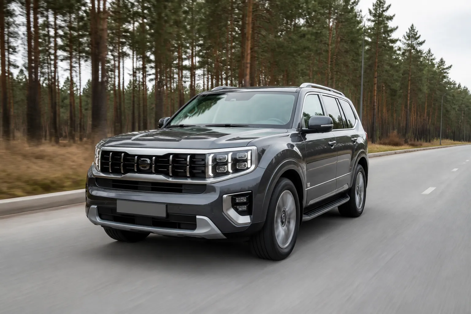 KIA Mohave на загородной дороге в пасмурную погоду, крупный рамный SUV показан спереди под углом. На фоне видны лес и широкая трасса.