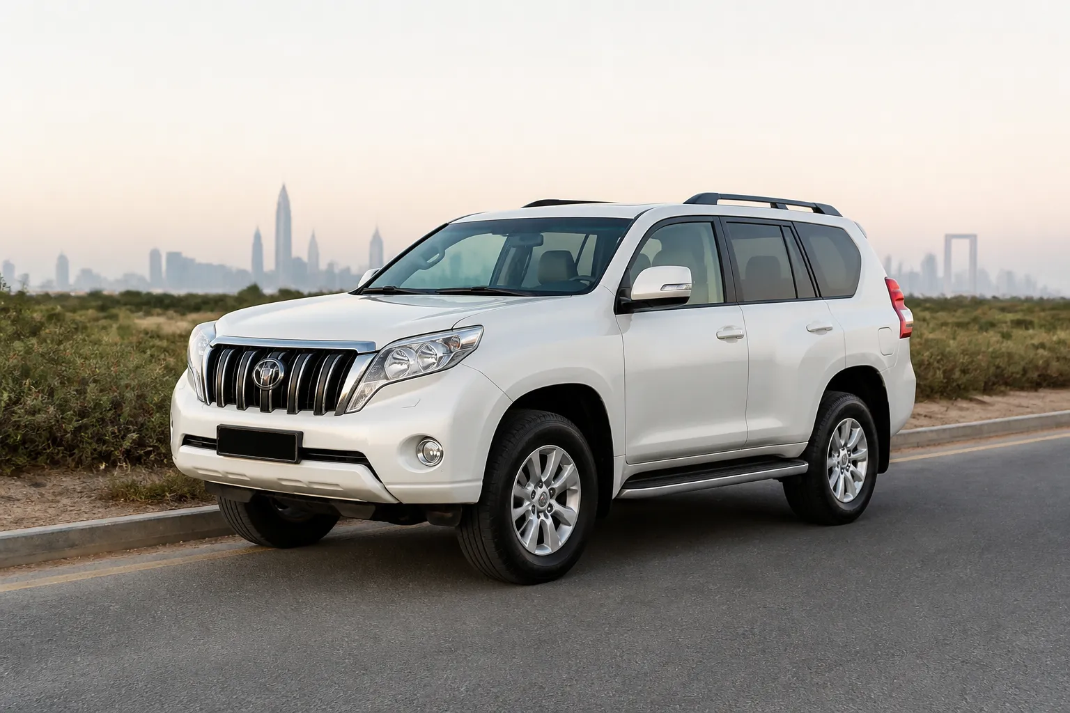 Toyota Prado на городской дороге перед выездом за город. Автомобиль показан в реалистичной обстановке, чтобы подчеркнуть выбор перед покупкой и проверку состояния.