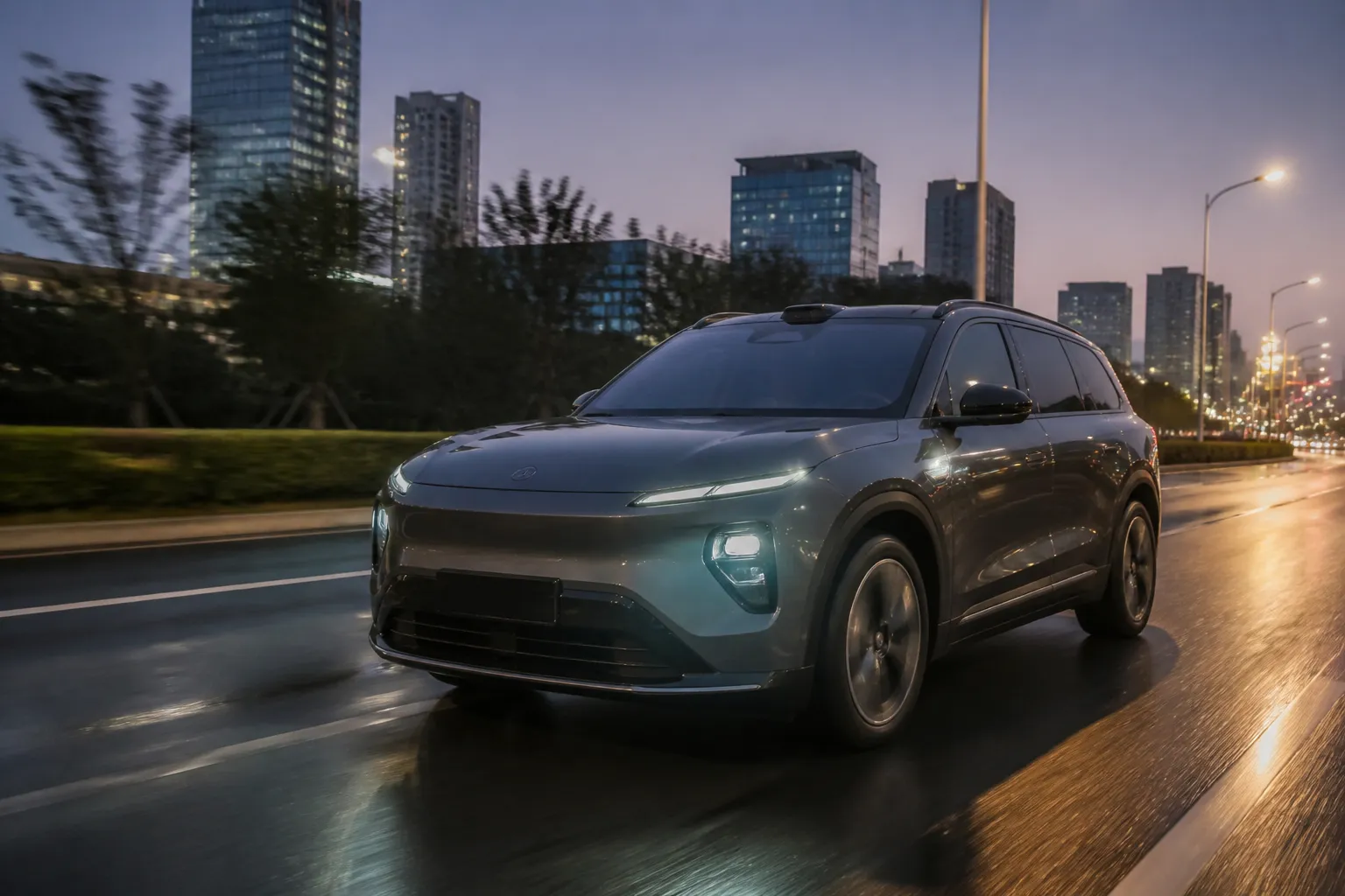 Большой электрический SUV NIO ES8 на городской дороге вечером. Автомобиль показан спереди в движении на фоне современного квартала.