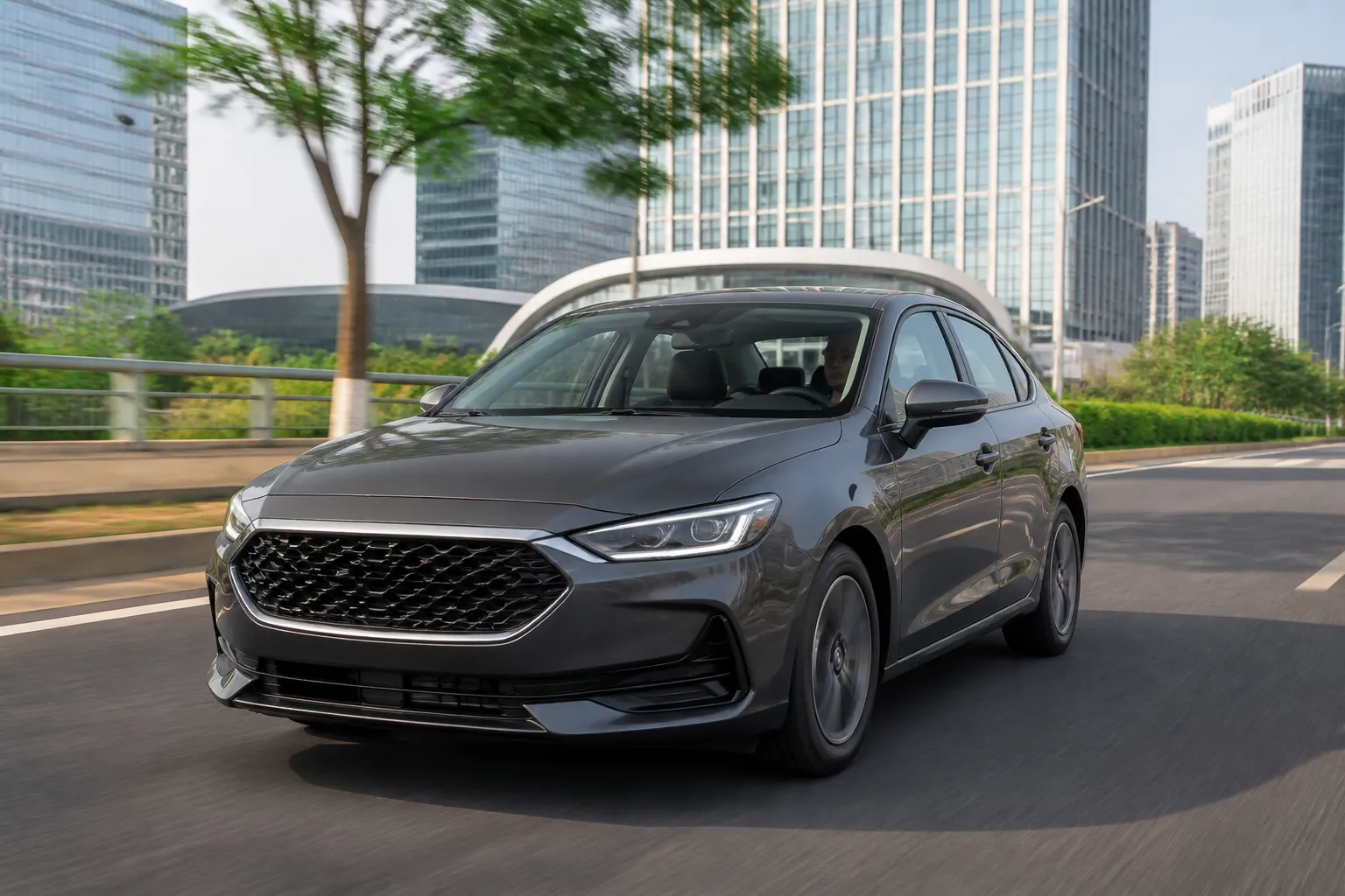 Седан Ford Escort на городской дороге в дневном свете. Автомобиль показан спереди под углом, рядом видны современные здания и обычный городской трафик.