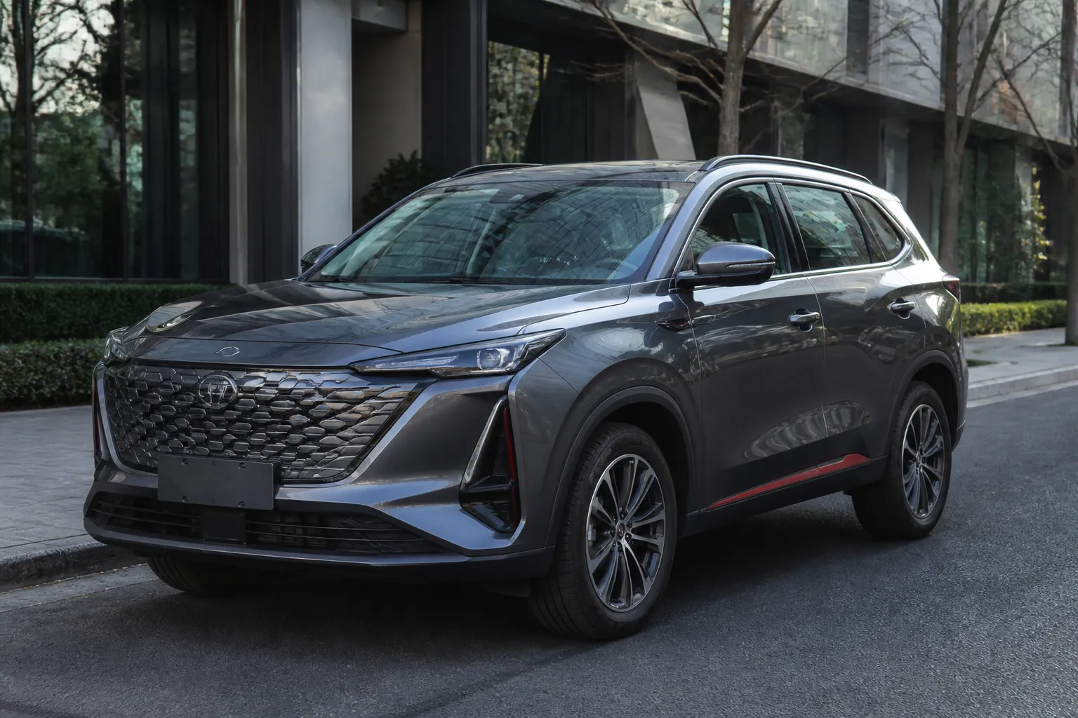 Changan CS75 Plus стоит на городской дороге перед осмотром перед покупкой. Рядом видны детали современного кроссовера и нейтральный городской фон.