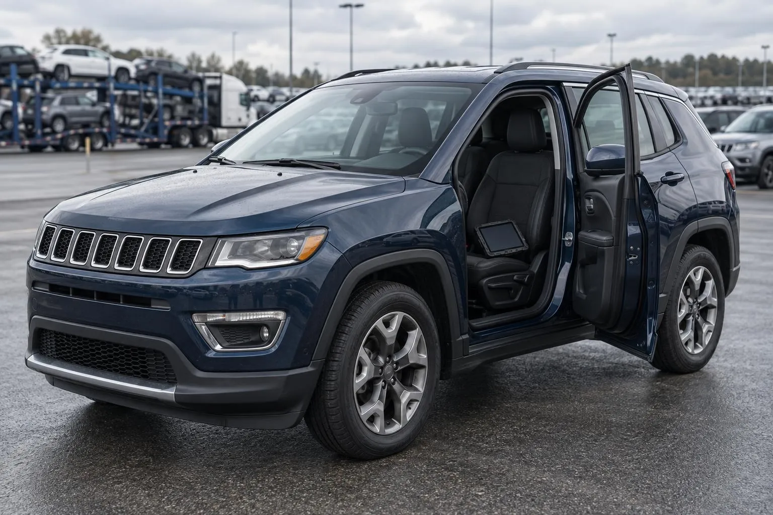 Jeep Compass стоит на площадке перед предпродажным осмотром, рядом видны диагностический планшет и открытая дверь салона. Сцена показывает проверку автомобиля перед покупкой.