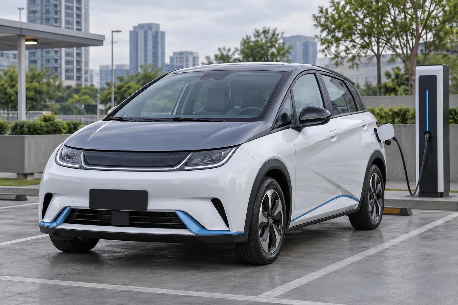 BYD Dolphin на городской парковке у зарядной станции. Кадр подчёркивает тему выбора компактного электромобиля из Китая.