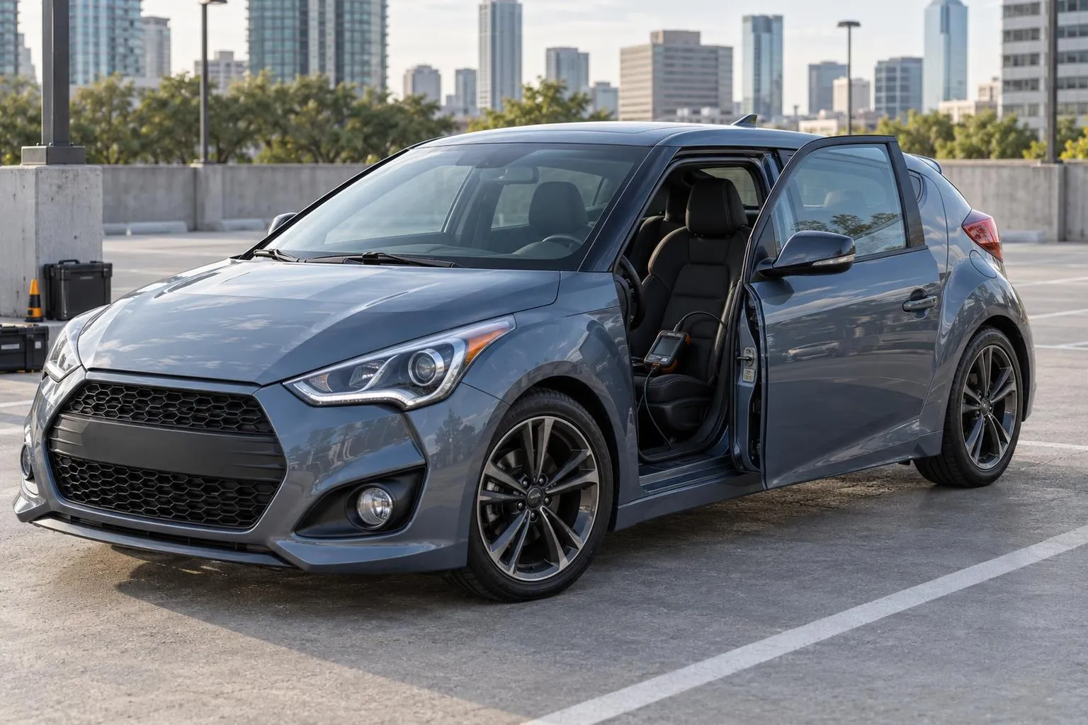 Hyundai Veloster на городской парковке перед осмотром перед покупкой. Рядом видны диагностический сканер и открытая дверь салона.
