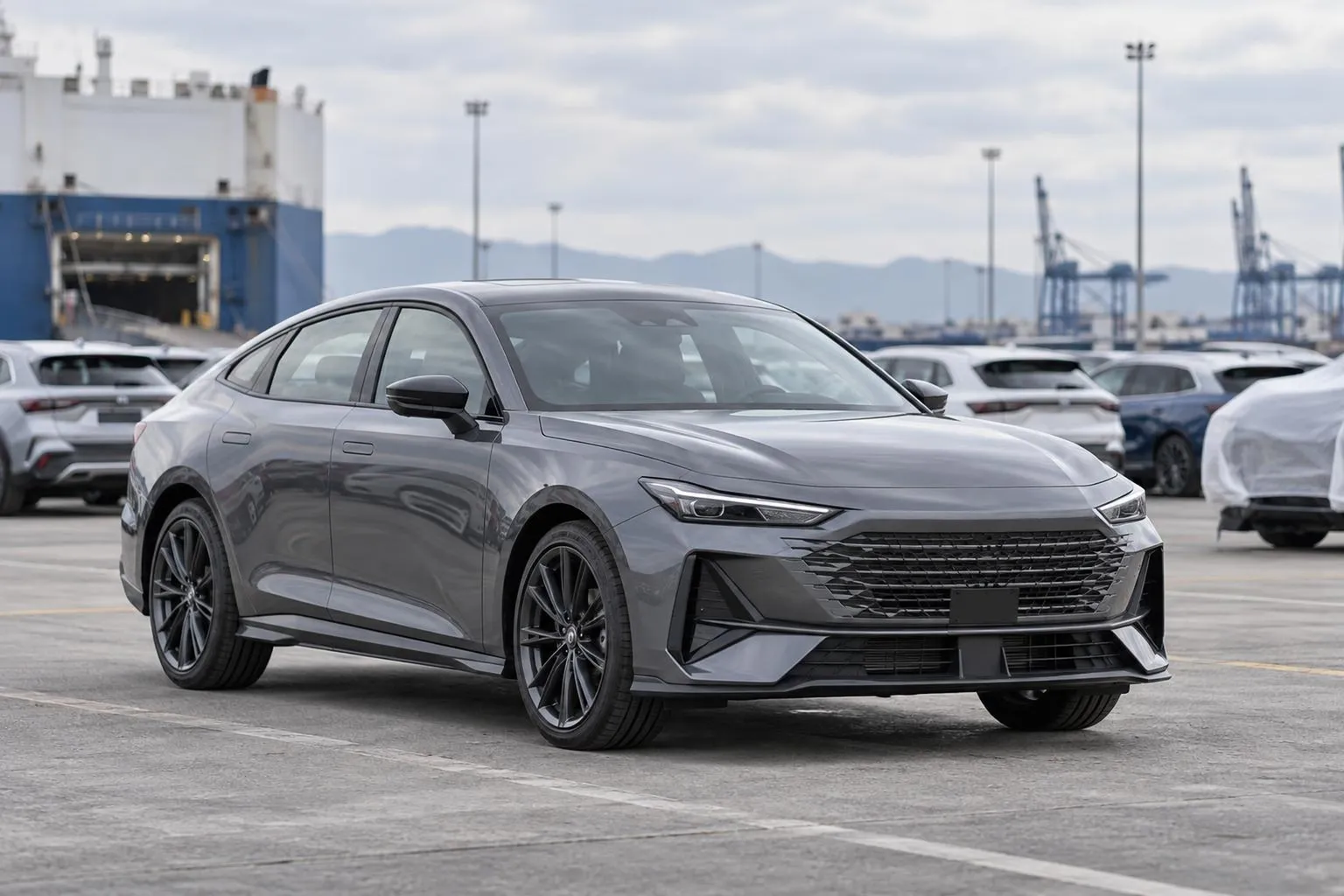 Changan UNI-V стоит на площадке перед осмотром перед покупкой. Кадр подчёркивает выбор версии и проверку автомобиля перед ввозом.