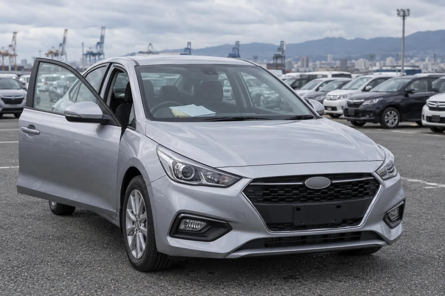 Подержанный Hyundai на осмотре перед покупкой: автомобиль стоит на открытой парковке, рядом видны детали кузова и салона. Сцена передаёт проверку машины перед заказом под ключ.