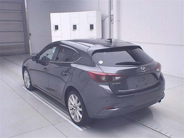 Mazda Axela 3 поколение рестайлинг