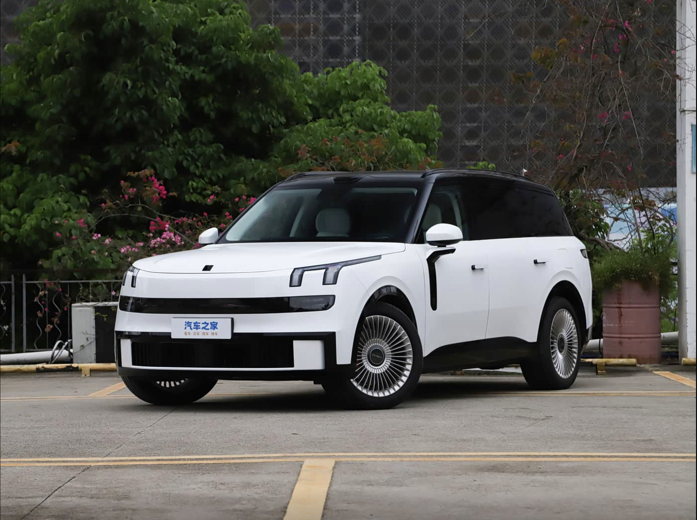 Lynk AND CO 900