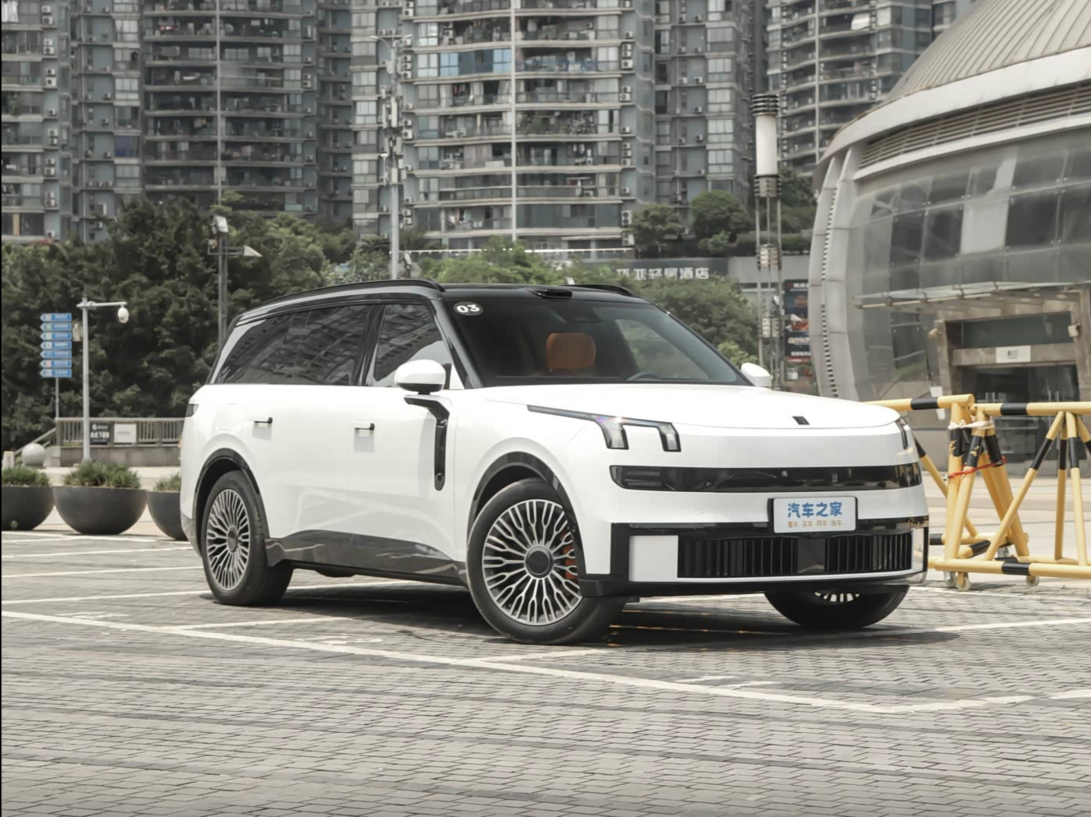 Lynk AND CO 900