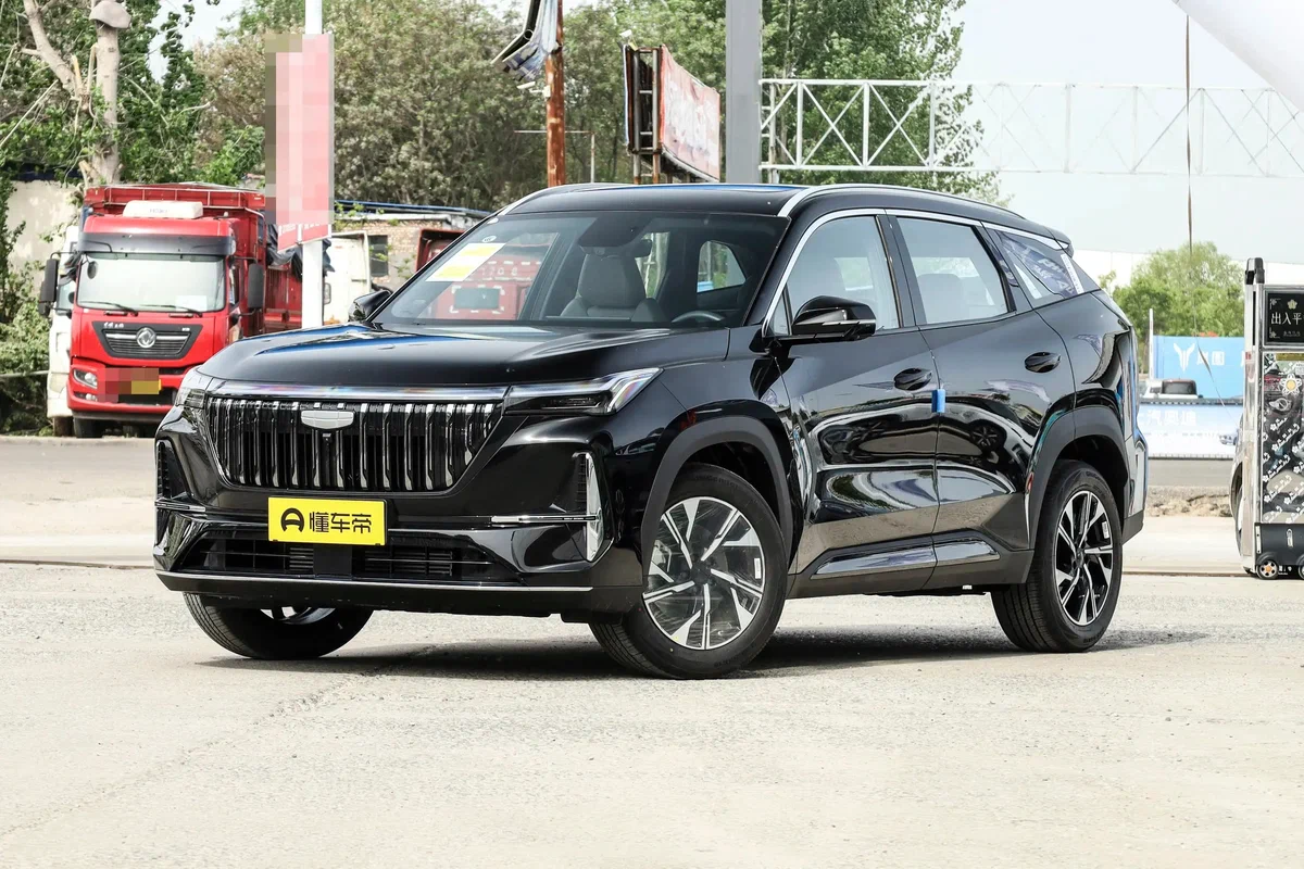 Geely Boyue L 2025 года за 3,15 млн рублей: Новый рестайлинговый кроссовер с пробегом