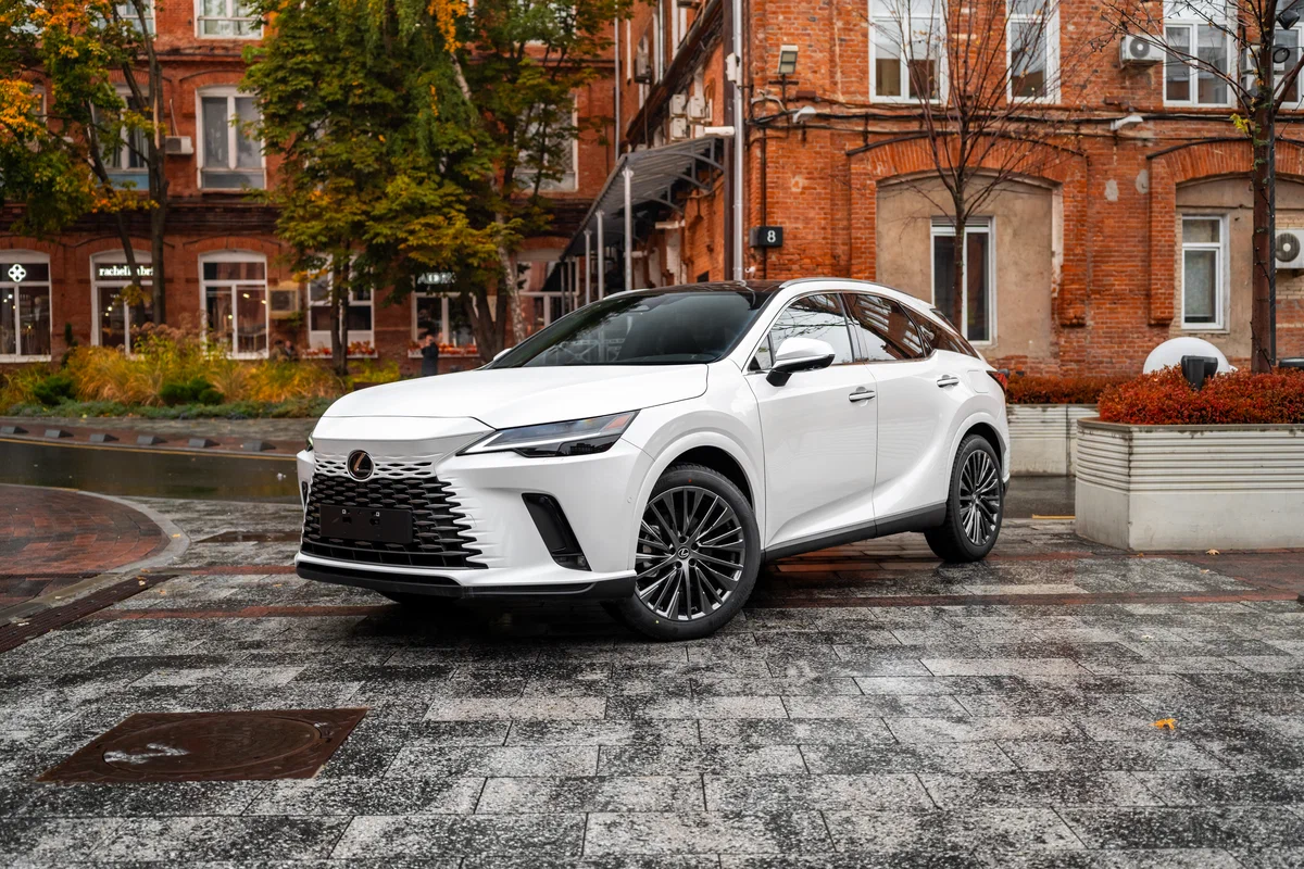 Lexus RX 350h 2025 года за 9,55 млн рублей: Гибридный премиальный кроссовер с пробегом 10 000 км
