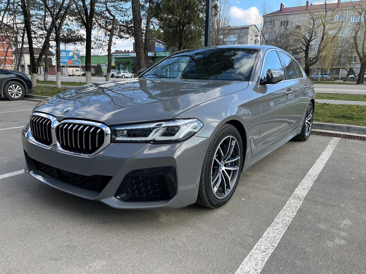 BMW 5-Series 520i Luxury 2019 года: Баварский бизнес-седан с минимальным пробегом