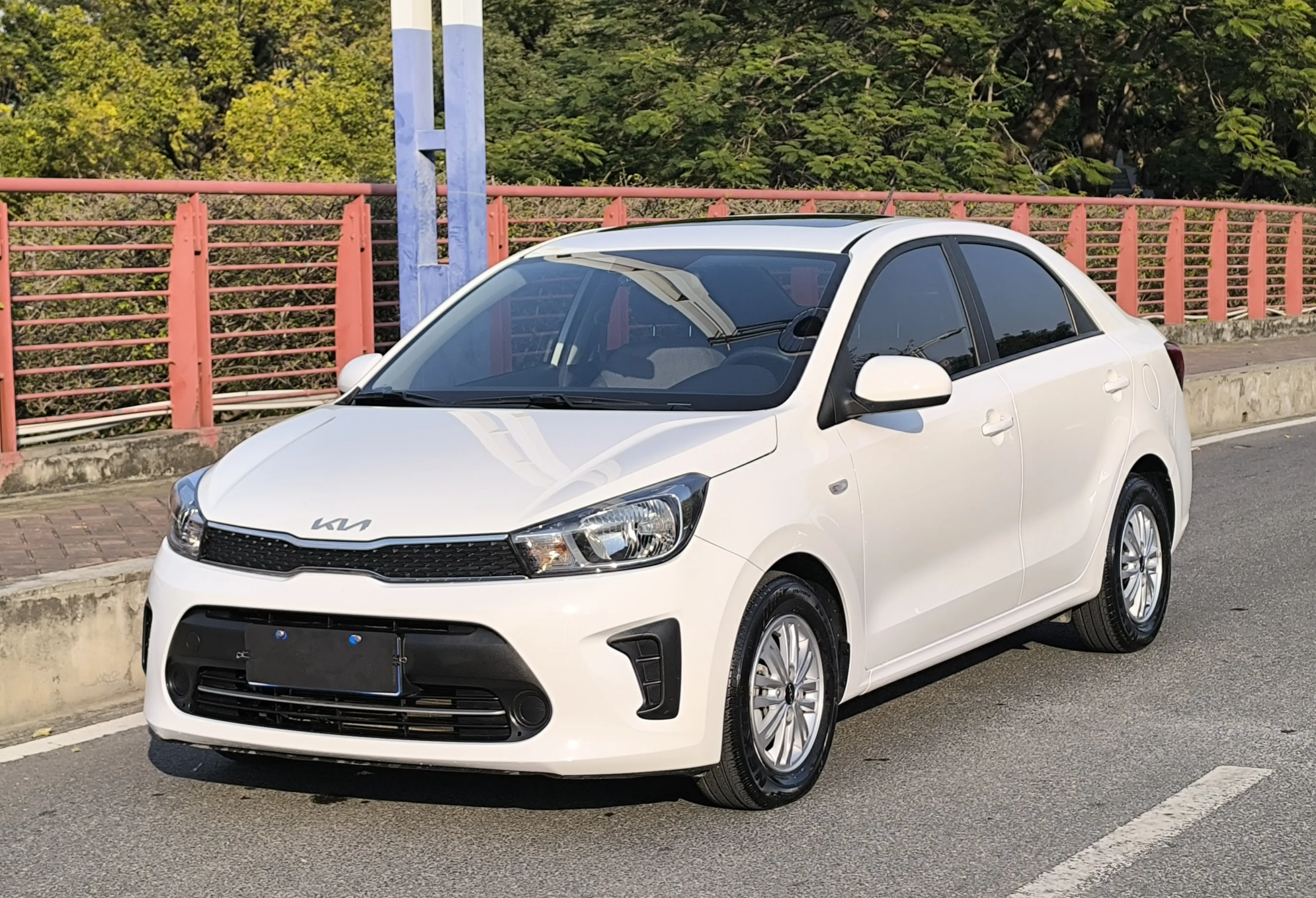 Kia Pegas 2021 года за 1 млн рублей: Практичный седан для всей семьи