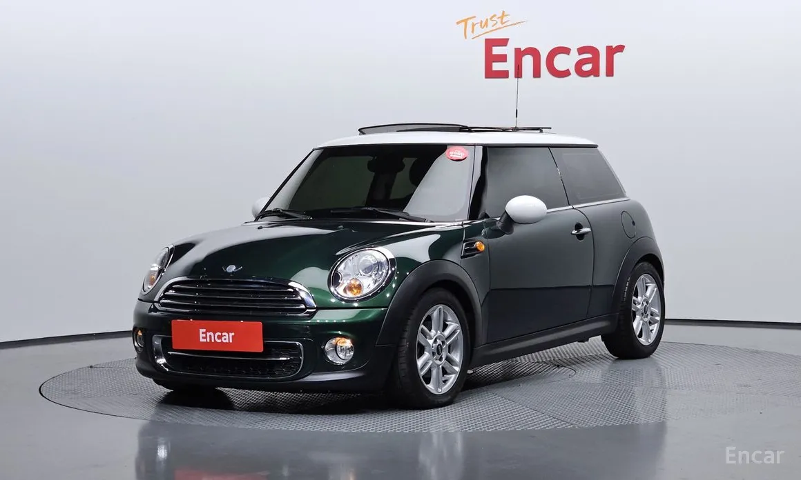 Mini Cooper Standard 2012 года: Культовый британский хэтчбек с харизмой