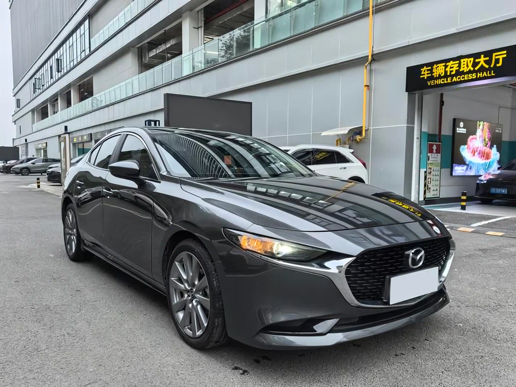 Mazda 3 Axela 2021 года за 1,8 млн рублей: Японский дизайн и драйверский характер