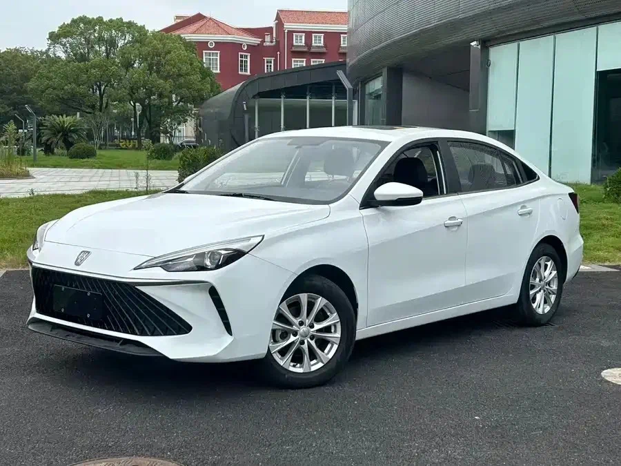 Roewe i5 2025 года: Практичный китайский седан с минимальным пробегом
