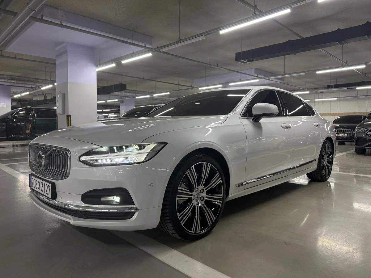 Volvo S90 B6 AWD Ultimate Bright 2022 года: Скандинавский премиум-седан с мягким гибридом